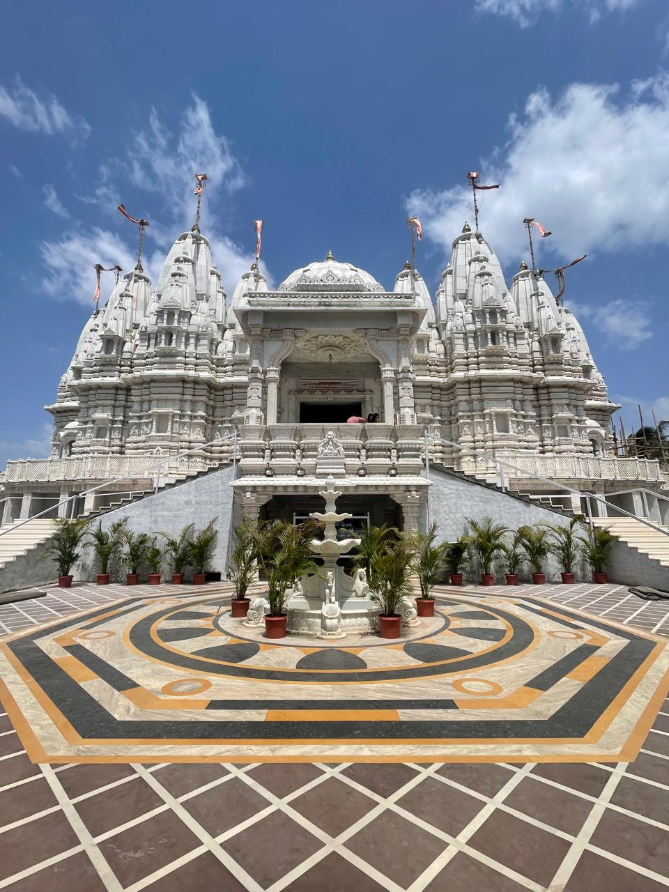 Shikharbandhi Jain derasar near the Devlali Dham
