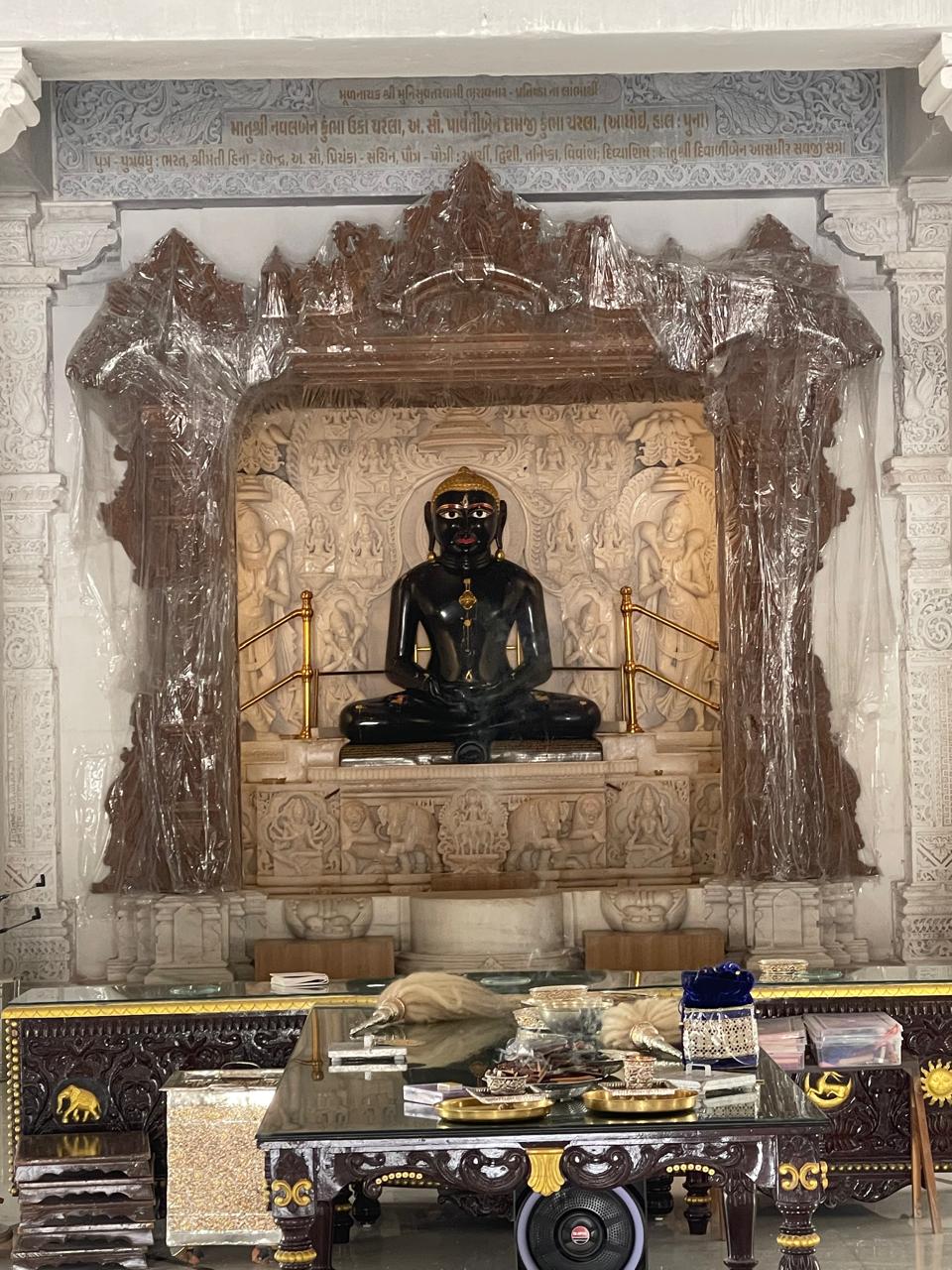 Mulnayak idol inside the Jain derasar