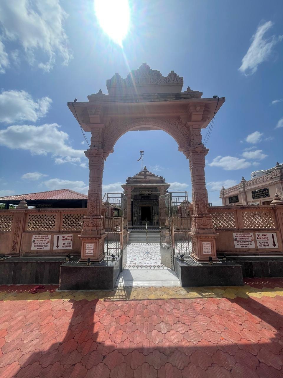 Vagad Oshwal derasar beside the Dham